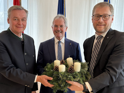 Karl Wilfing, Niederösterreichischer Landtagspräsident mit Dieter Fröhlich, Stv. Geschäftsführer der ÖJAB (links) und Harald Pöckl, Stv. Geschäftsführer der ÖJAB (rechts).