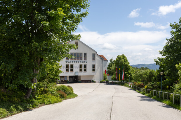 Die ÖJAB Waldpension liegt naturnah in Hochegg bei Grimmenstein in den Voralpen, 50 Auto-Minuten südlich von Wien. Foto: filmografie.at