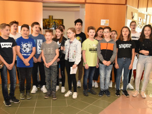 SchülerInnen der NMS Güssing beim Singen für die BewohnerInnen.
