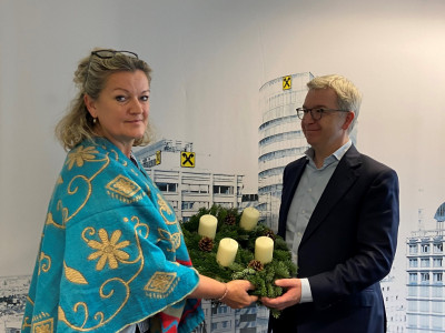 Michael Höllerer, Generaldirektor der Raiffeisenlandesbank Niederösterreich-Wien AG (rechts) und Monika Schüssler, Geschäftsführerin der ÖJAB (links).