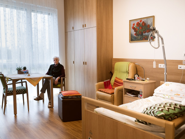 Bewohnerin im Einbettzimmer.