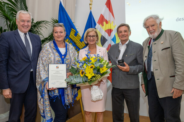 Feierliche Überreichung des Goldenen Ehrenschildes der ÖJAB an Landeshauptfrau Johanna Mikl-Leitner am 14.7.2026. Auf dem Foto vom Festakt zu sehen v.l.n.r.: Direktor der Diplomatischen Akademie Wien Martin Eichtinger, ÖJAB-Geschäftsführerin Monika Schüssler, Landeshauptfrau Johanna Mikl-Leitner, ÖJAB-Präsident Günther Schlicker und ÖJAB-Ehrenpräsident Eduard Schüssler. Foto: NLK Burchhart