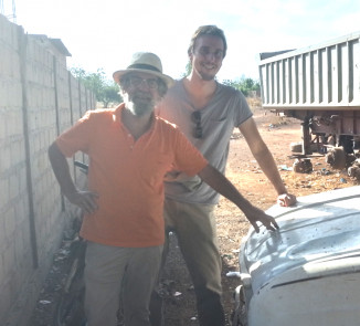 Oliver Böck (Projektleitung ÖJAB-EZA) und Stephan Armbruster (technischer Berater  ÖJAB-EZA) in Ouagadougou.