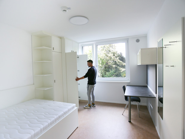 Heimbewohner stehend in einem Einzelzimmer des ÖJAB-Hauses Remise.