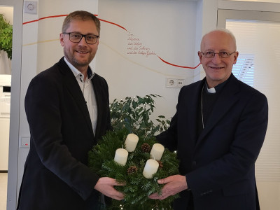 Der Wiener Weihbischof Franz Scharl mit Harald Pöckl, Stv. Geschäftsführer der ÖJAB (links).