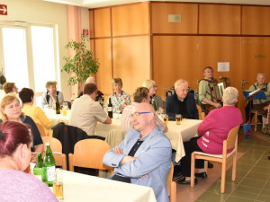 BewohnerInnen und Angehörige beim Frühschoppen.
