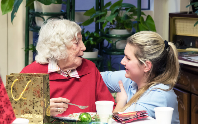 Seniorin mit einer Pflegerin im Gespräch