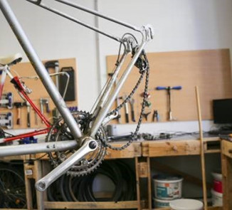 Fahrrad wird repariert in einer Werkstatt.