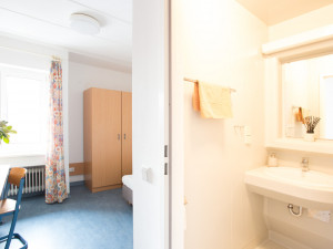 Einzelzimmer mit angeschlossenem Bad im ÖJAB-Haus Mödling.