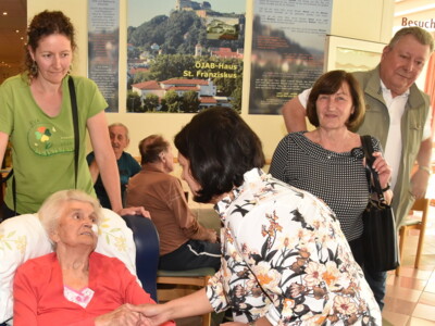 Hermine Tretter (92) mit Angehörigen kurz nach ihrem Einzug.