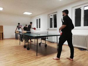 Unbegleitete minderjährige Flüchtlinge beim Tischtennisspiel.