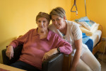 Pflegerin mit Heimbewohnerin der ÖJAB SeniorInnenwohnanlage Aigen in Salzburg.
