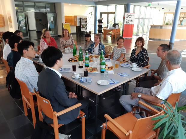 Gemeinsames Essen mit ukrainischen Geflüchteten
