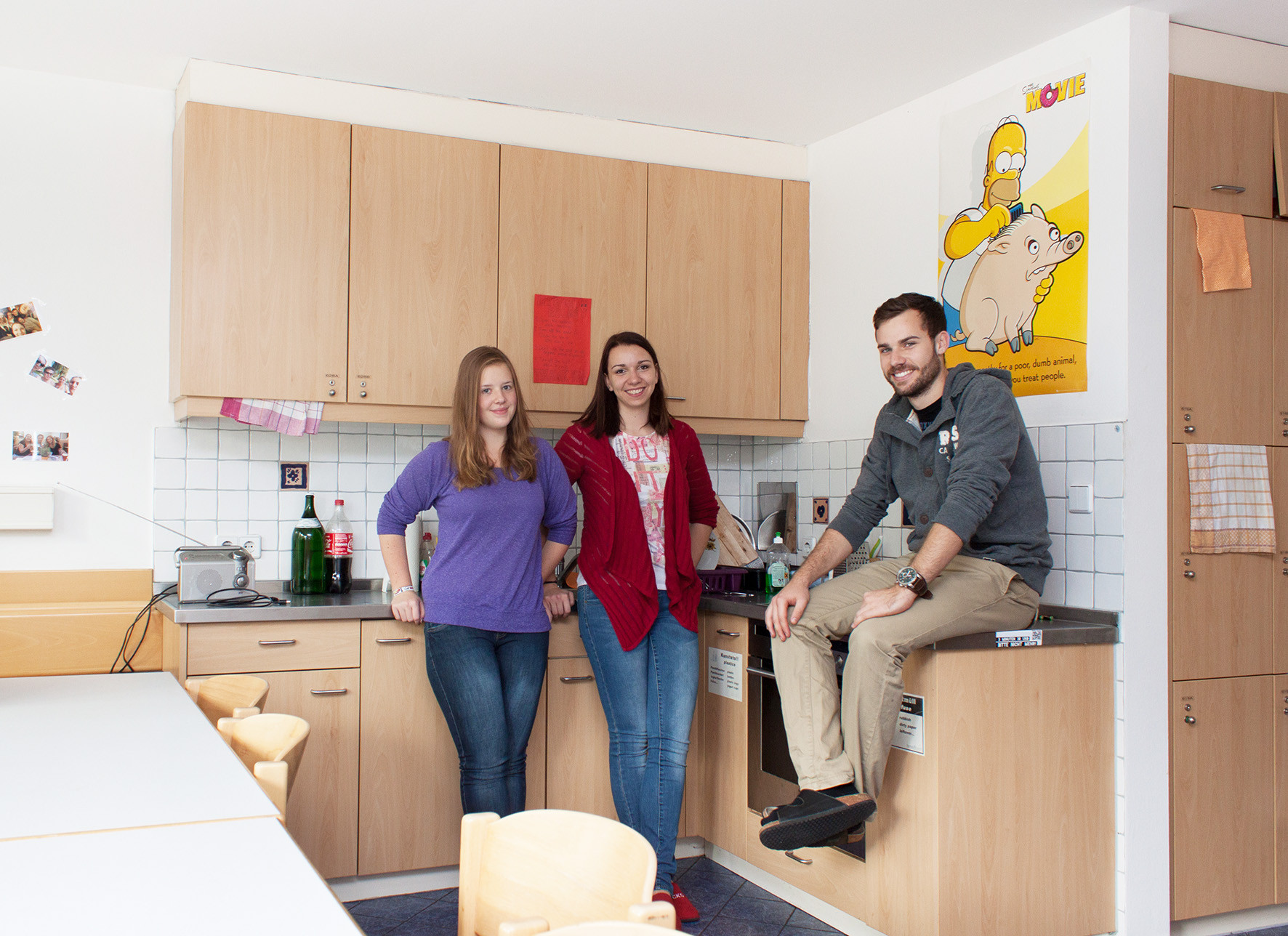 3 Students in the kitchen of an ÖJAB Student dorm