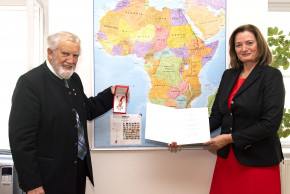 Eduard Schüssler erhält von Frau Sektionsleiterin für Entwicklung Botschafterin Dr.iur. Désirée Schweitzer in Vertretung des Österreichischen Außenministers Mag. Alexander Schallenberg im Bundesministerium für europäische und internationale Angelegenheiten das Goldene Ehrenzeichen für Verdienste um die Republik Österreich.