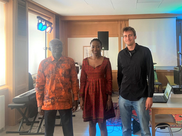 V.l.n.r.: Burkinischer Botschafter Monsieur Francis K. Hien, ARBA-Obfrau Dorcas Kisbedo und Oliver Böck, Mitarbeiter der ÖJAB u.a. für EZA-Projektentwicklung.