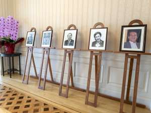 Um das Schaffen der ehemaligen Präsidenten seit der Gründung von YUAI zu würdigen, wurden Fotos von Ichiro Hatoyama, Kaoru Hatoyama, Iichiro Hatoyama, Yasuko Hatoyama und Kunio Hatoyama aufgestellt; die Gäste betrachteten die Bilder mit grosser Freude über das denkwürdige Jubiläum.