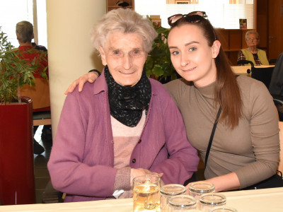 Portraitfoto Irma Kanz (93) mit ihrer Enkelin.