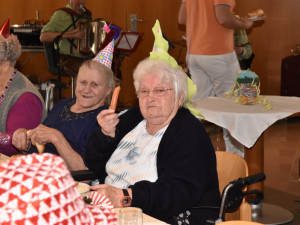 BewohnerInnen des ÖJAB-Hauses St. Franziskus beim Würschtl-Essen während des Faschingsfestes im ÖJAB-Haus St. Franziskus in Güssing.