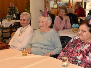 Fröhliche BewohnerInnen beim Faschingsfest im ÖJAB-Haus St. Franziskus.