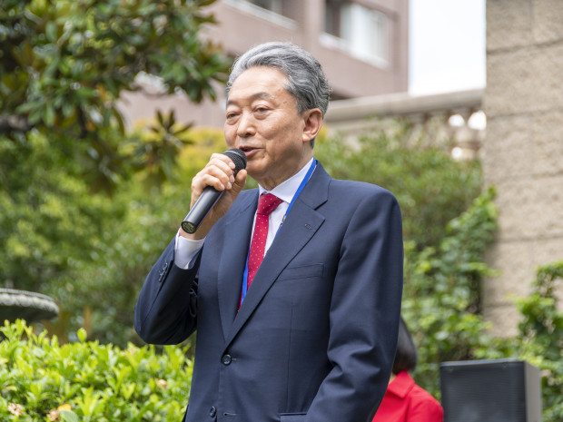 Präsident Yukio Hatoyama bei seiner Ansprache, in der er erneut seinen Entschluss bekräftigt, auch in Zukunft im Sinne der YUAI-Philosophie tätig zu sein.