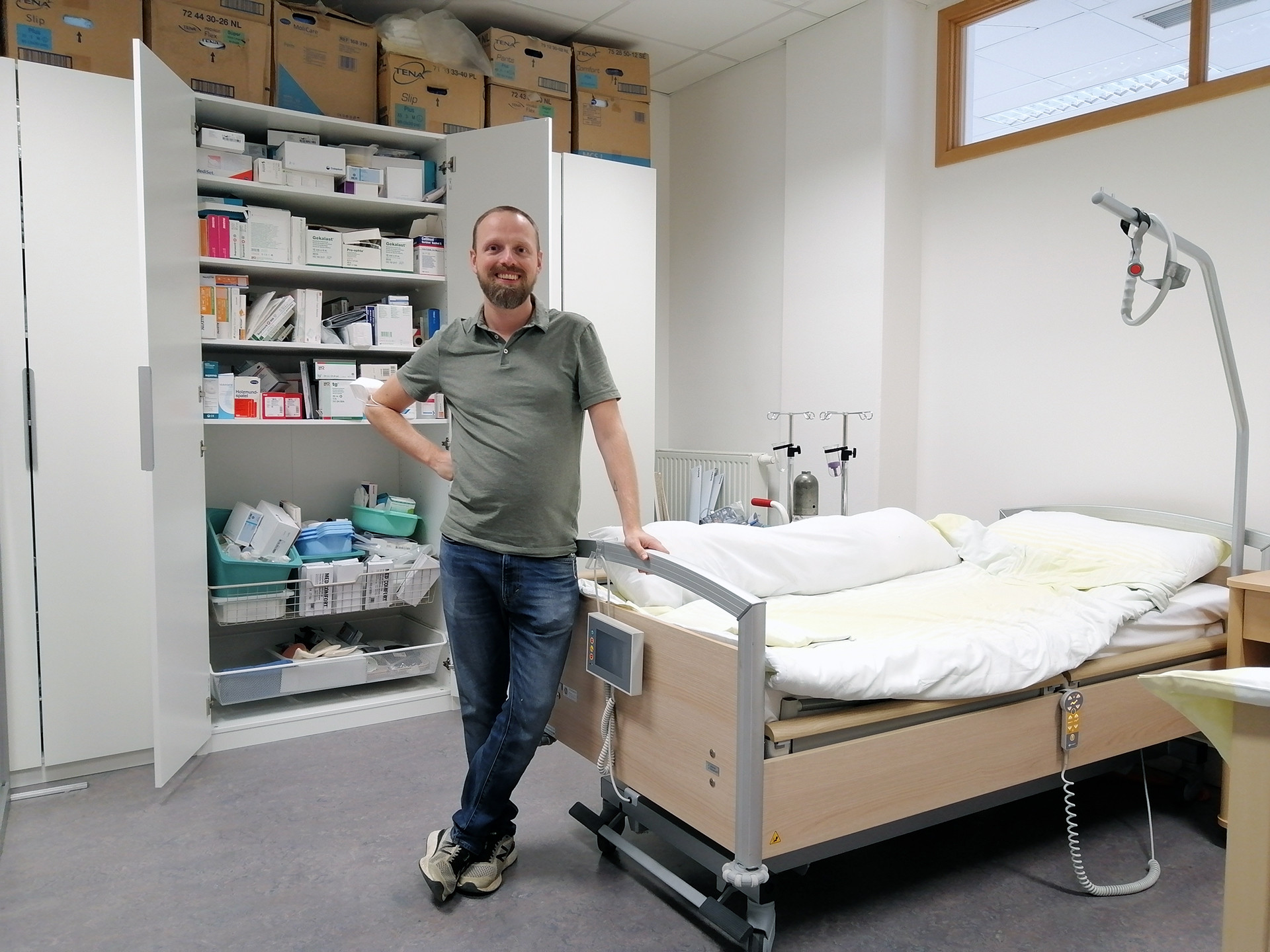 Lehrgangsleiter Markus Felleitner-Goll mit Unterrichtsmaterialien in der Pflegeschule der ÖJAB.