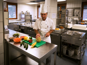 Mitarbeiter der ÖJAB-SeniorInnewohnanalage bei der Zubereitung einer Mahlzeit in der hauseigenen Küche.