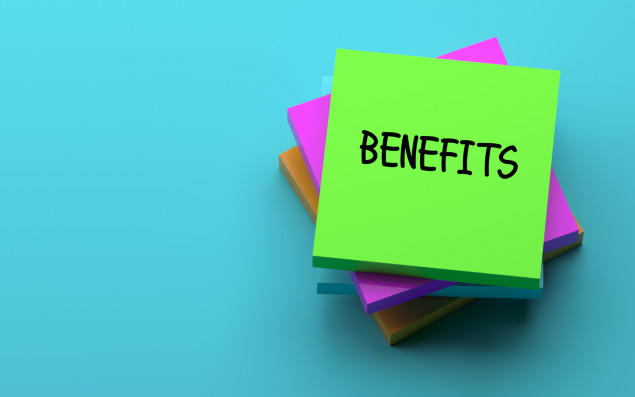 Sybolbild ein Stapel mit Post-its auf dem steht "Benefits".