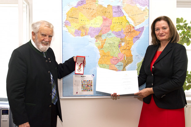 Eduard Schüssler erhält von Frau Sektionsleiterin für Entwicklung Botschafterin Dr.iur. Désirée Schweitzer in Vertretung des Österreichischen Außenministers Mag. Alexander Schallenberg im Bundesministerium für europäische und internationale Angelegenheiten das Goldene Ehrenzeichen für Verdienste um die Republik Österreich.