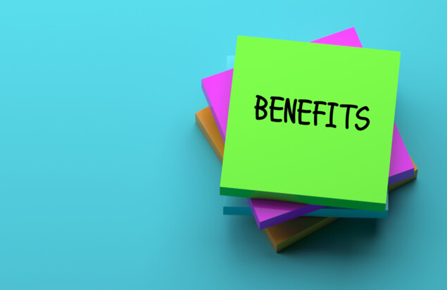Sybolbild ein Stapel mit Post-its auf dem steht "Benefits".