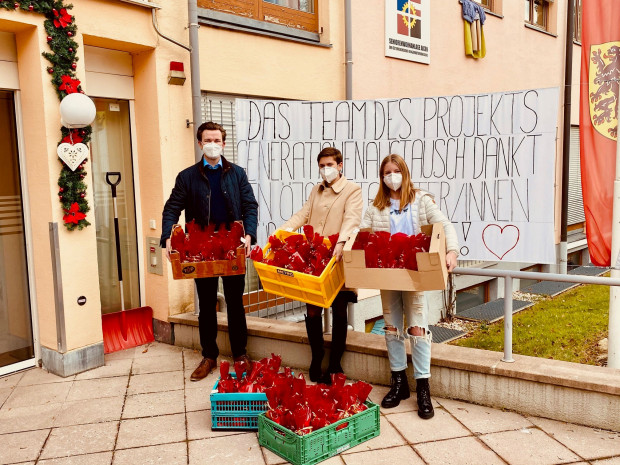 Lara Pirchner (Mitte) und Elena Schönberger (rechts) vom Projekt Generationenaustausch mit dem Leiter der ÖJAB-SeniorInnenwohnanlage Aigen Patrick Ebeling.