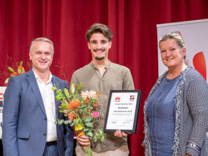 Dr. Monika Schüssler, ÖJAB-Geschäftsführerin, und Erich João Pinheiro da Silva mit Dr. Monika Schüssler und Erich Manzer