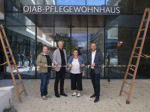   Das "ÖJAB-Pflegewohnhaus Neumargareten - Wohlfühlen am Lebenscampus" wurde feierlich in Betrieb genommen. Vor dem Haupteingang stehen, von links:  Baumeister Ing. Christoph Kovacs vom Bauunternehmen Dipl. Ing. Wilhelm Sedlak Gesellschaft m.b.H., Architekt Mag. arch. Christian Krakora von der B18 Architekten ZT Gmbh, Stellvertretende ÖJAB-Geschäftsführerin und Bereichsleiterin Pflege Monika Antl-Bartl, MSc und stellvertretender ÖJAB-Geschäftsführer und Leiter Facility Management Ing. Harald Pöckl. - Fotocredit: Sedlak/Schramm.