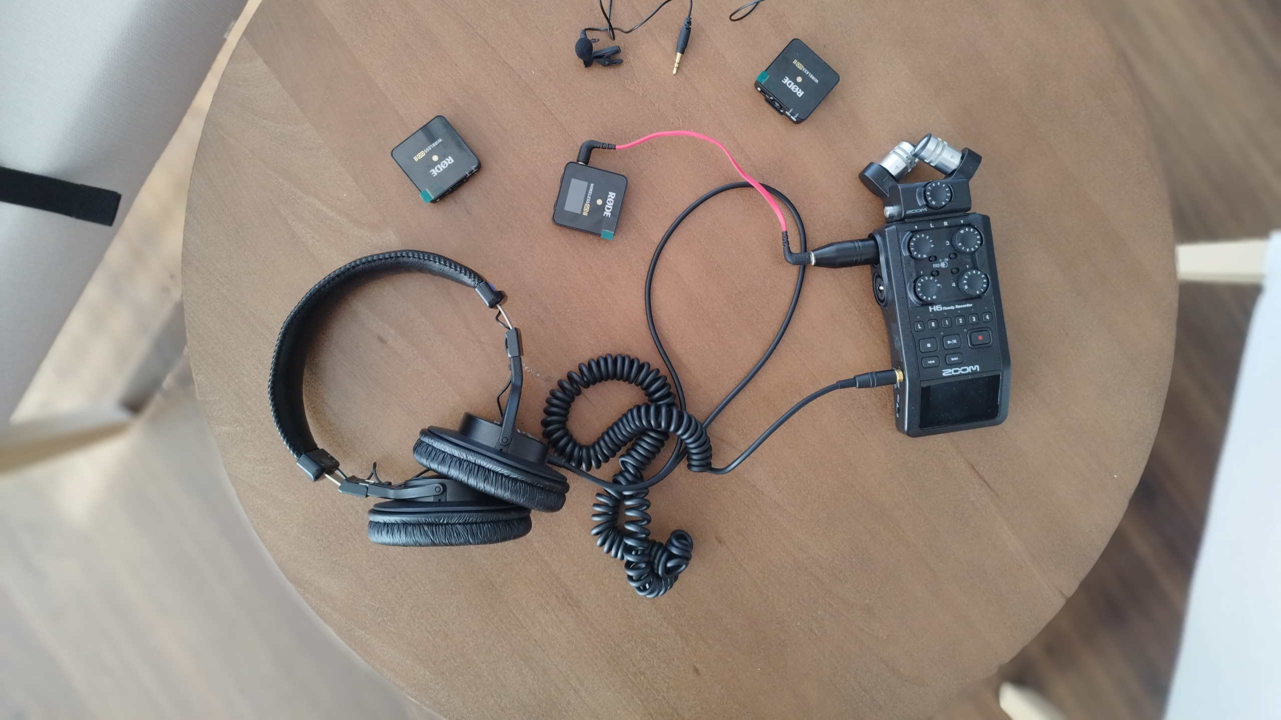Podcast-Equipment auf Tisch liegend von oben fotografiert.