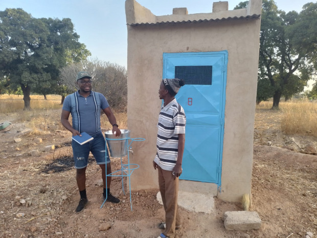 Mikhailou Kiswend-sida Dera, Mitarbeiter der ÖJAB-EZA (links) im Gespräch mit M. Moussa Ilboudo, Chef-Maurer und Mitglied des Projekt-Komitees vor einer neuen Kompostlatrine und Handwaschanlage.