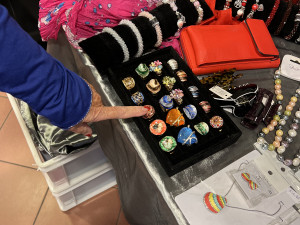 Nahaufnahme Bewohnerin zeigt auf Schmuck.