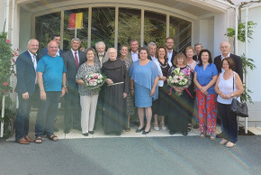 Gäste des Jubiläums im Gruppenfoto vor dem Eingang des ÖJAB-Hauses St. Franziskus.