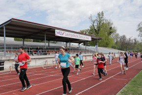 Läufer:innen auf der Laufbahn des Wiener Leichtathletik-Verbandes im Wiener Prater. Im Hintergrund die Tribüne.