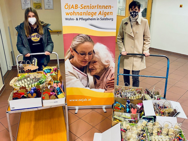 Projektteilnehmerinnen mit Ostergeschenken
