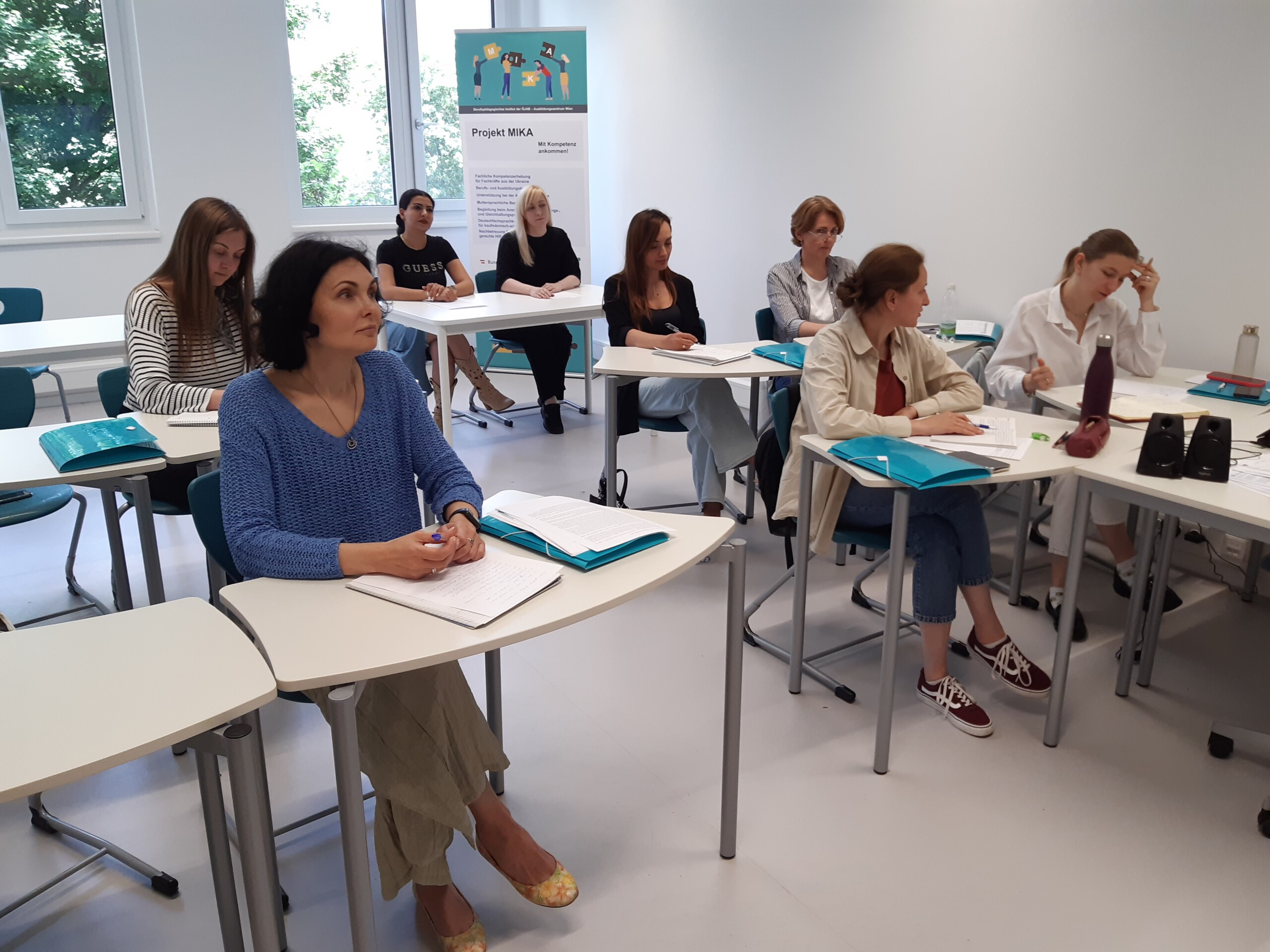 Eine Klasse mit Ukrainerinnen schreibt an einer Arbeitsaufgabe.