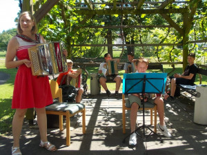 MusikerInnen unter der Leitung von Elisabeth Unger im Garten des ÖJAB-Hauses St. Franziskus.Unger