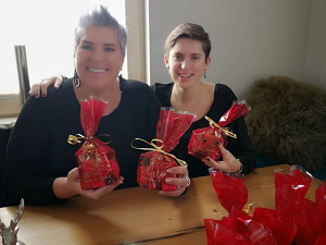 Lara Pirchner und Walpurga Pirchner mit Nikolaussackerl