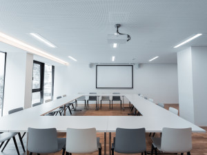 Spacious seminar room for course programmes at the ÖJAB-Haus Niederösterreich 1. Photo: andys.cc, Moritz Weixelberger.