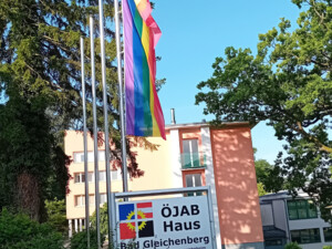 Außenaufnahme des ÖJAB-Hauses Bad Gleichenberg mit PRIDE-Beflaggung.