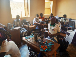 In Ouagadougou werden im Projekt "Frauen - Bildung - Zukunft" Mädchen bzw. junge Frauen zu Schneiderinnen ausgebildet. Ein Blick in die aktuelle Klasse. 