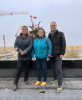 Von links nach rechts sind zu sehen ÖJAB-Geschäftsführerin Dr. Monika Schüssler,  Stv. ÖJAB-Geschäftsführerin DGKP. Monika Antl-Bartl, MSc (Leitung Pflege) und Stv. ÖJAB-Geschäftsführer Ing. Harald Pöckl am Dach des Rohbaus des ÖJAB-Pflegewohnhauses Neumaragareten. Im Hintergrund der Gleichenbaum.