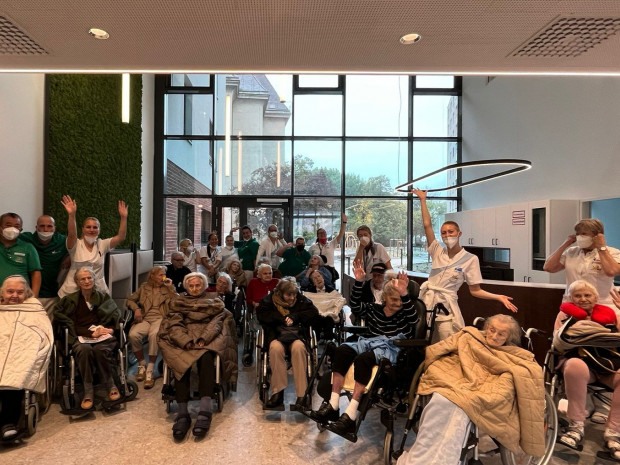 Gruppenfoto von BewohnerInnen und PflegemitarbeiterInnen im Foyer des neuen ÖJAB-Pflegewohnhauses Neumargareten.