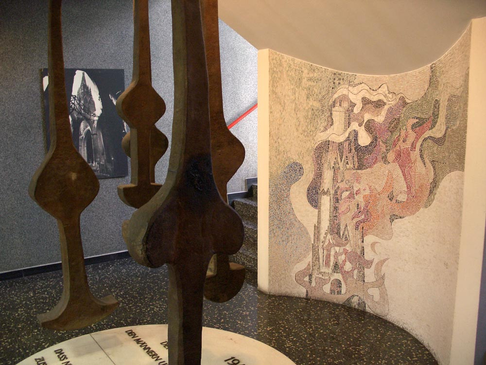 Historische Klöppel der Glocken von St. Stephansdom im Eingangsbereich der Zentralen Geschäftsstelle der ÖJAB.