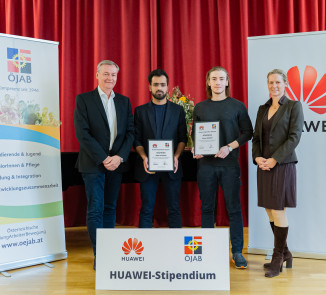 Dieter Fröhlich, Stv. Geschäftsführer der ÖJAB und Catharina Rieder von Huawei Österreich überreichten den Stipendiaten Nima Gruber und Saqib ali Khan vor Ort die Urkunden sowie jeweils eine Gutschrift über einen kostenlosen Wohnplatz für ein Jahr. Die dritte Stipendiatin Elena Adamek nahm per LIVE-Stream an der Verleihung teil. Foto: Huawei / Marvin Strauss.