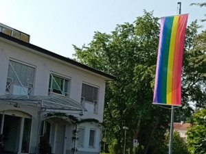Außenaufnahme des ÖJAB-Hauses St. Franziskus mit PRIDE-Beflaggung.